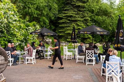 24 eating and drinking spots in Anchorage where you can soak up sunshine outdoors